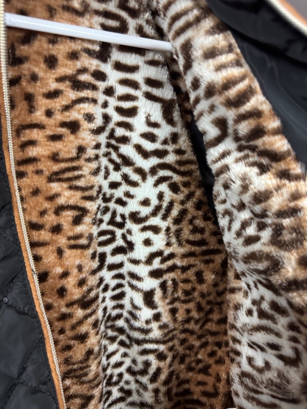 NWT Lee HanTon Quilted Puffer Vest Black with Leopard Faux Fur Lining - Medium - Picture 9 of 9